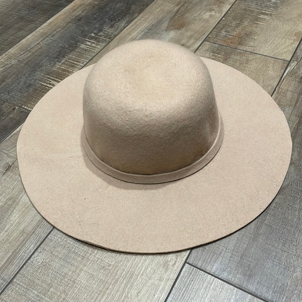 Wide brim hat
